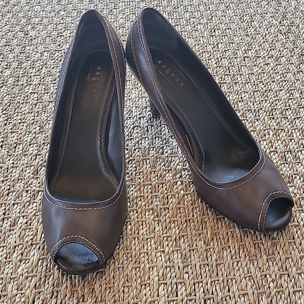 axcess by liz claiborne brown leather heels with cream stitching.  Size 9.5.